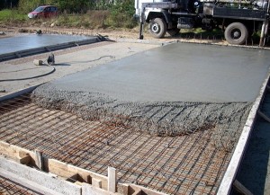Делаем дорожки из бетона самостоятельно — пошаговое руководство и полезные советы